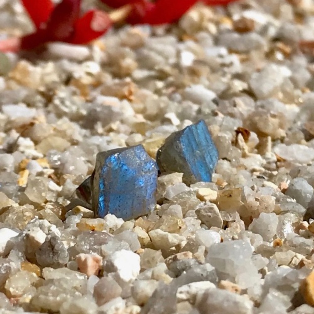 🆕 New Raw Labradorite Crystal Stud Gemstone Earrings - Picture 4 of 4